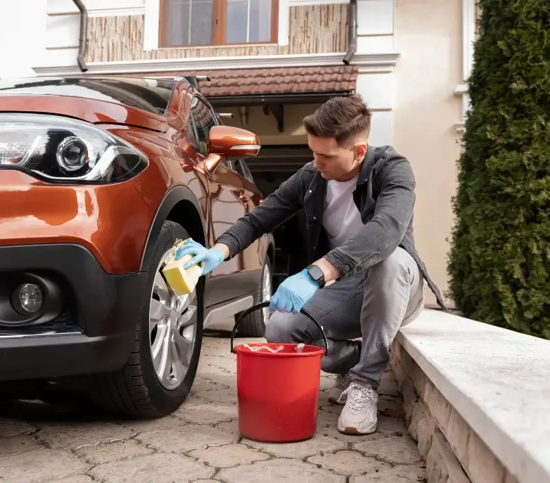 Lavage auto à domicile Les Petites-Loges : professionnel intervenant sur un véhicule